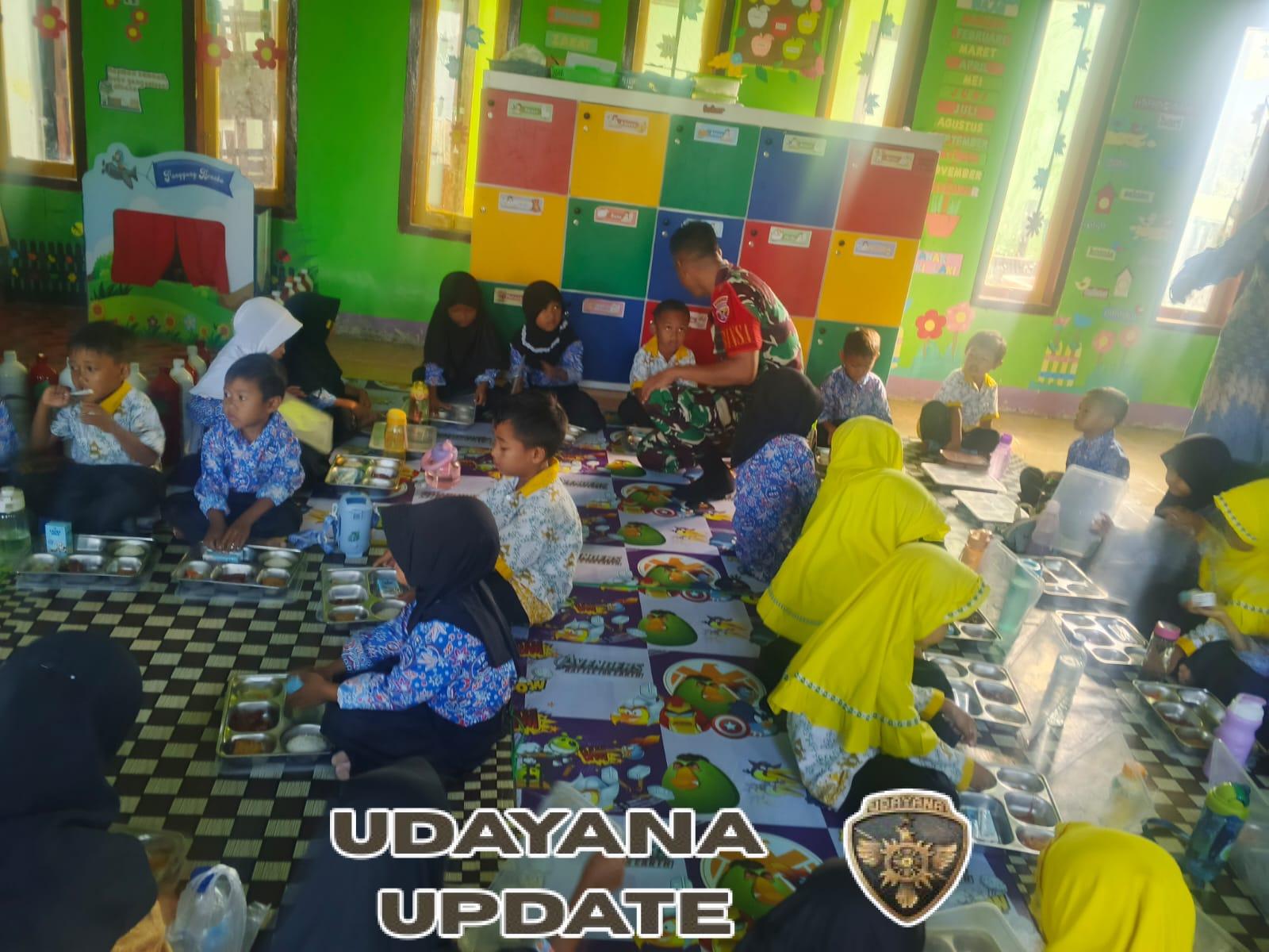 Babinsa Moteng Dampingi Kegiatan Makan Sehat Bergizi  di TK Negeri 6 Brang Rea