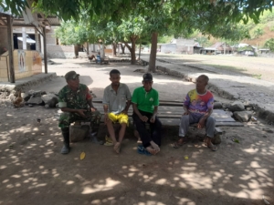 Babinsa Maurole Tingkatkan Komsos, Ciptakan Rasa Aman di Desa Ndondo