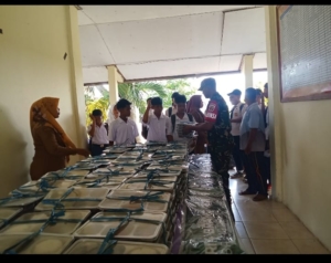 Babinsa Sapugara Bree Dampingi Anak Sekolah Nikmati Program Makan Sehat Bergizi