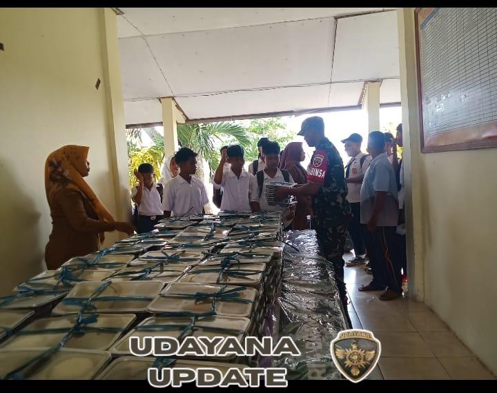 Babinsa Sapugara Bree Dampingi Anak Sekolah Nikmati Program Makan Sehat Bergizi