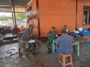 Babinsa Aesesa Jalin Komsos dengan Tokoh Pemuda di Kampung Danga Au