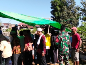 Babinsa Koramil 1628-01 Taliwang Hadiri Prosesi Pemakaman Warga Desa Manemeng