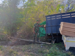Tindak Cepat, Babinsa Desa Belo Datangi TKP Kecelakaan Mobil di Jalan Poros Maluk