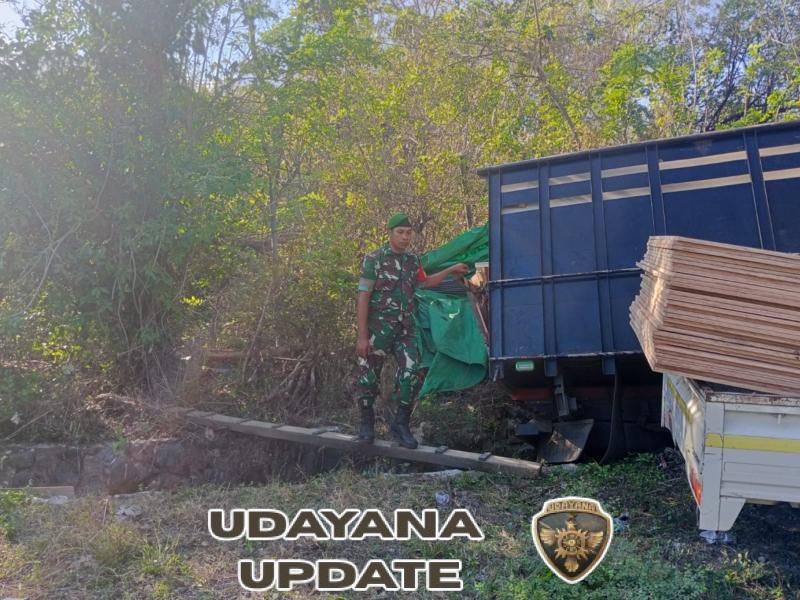 Tindak Cepat, Babinsa Desa Belo Datangi TKP Kecelakaan Mobil di Jalan Poros Maluk