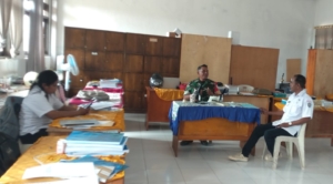 Babinsa dan Pihak Sekolah Bahas Latihan PBB untuk Siswa Kelas IX SMPN 2 Sonimanu