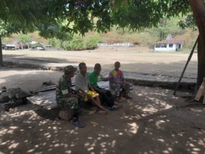 Dekatkan Diri dengan Warga, Sertu Denis Gelar Komsos di Kecamatan Kota Baru