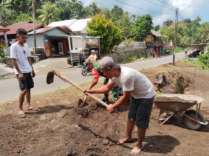 Wujud Kepedulian TNI, Babinsa Turun Tangan Bantu Pekerjaan Warga di Ende Utara