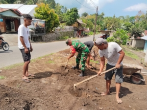 Babinsa Koramil 1602-01/Ende Bantu Warga Ratakan Tanah di Kelurahan Reworena