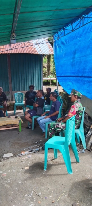 Dekatkan Diri dengan Warga, Babinsa Gelar Komsos di Lio Timur