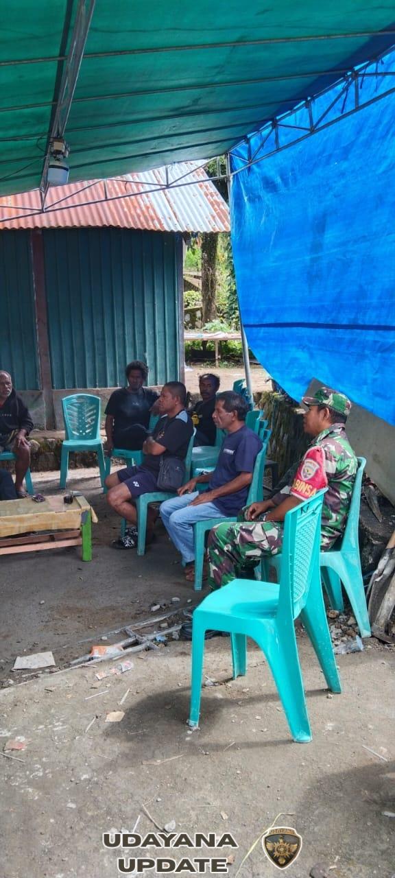 Dekatkan Diri dengan Warga, Babinsa Gelar Komsos di Lio Timur