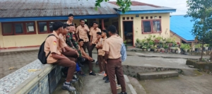 Bangun Generasi Muda, Babinsa Sampaikan Peran TNI kepada Siswa SMAN 1 Ende