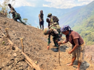 Satgas Yonif 743/PSY Pos Merah Putih Bantu Warga Ginnik Buka Lahan dan Tanam Bibit