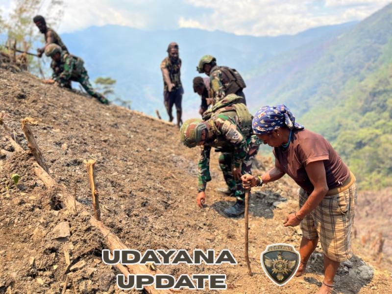 Satgas Yonif 743/PSY Pos Merah Putih Bantu Warga Ginnik Buka Lahan dan Tanam Bibit