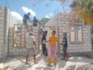 Babinsa Koramil 1627-01/Ba’a Pererat Komsos Lewat Gotong Royong Bersama Warga