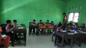 Wujud Kepedulian, Babinsa Desa Tepas Hadiri Program Makan Bergizi Gratis di Sekolah Dasar