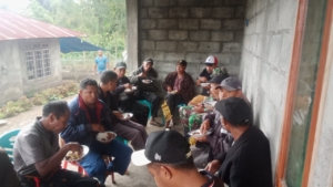 Babinsa Bajawa Sertu Arnoldus Wogo Jalin Komsos dengan Warga Desa Bolonga