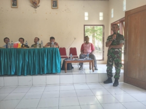 Babinsa Sertu Dominikus Noy Hadiri Rapat Forkopimda di Kecamatan Soa