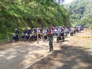 Warga Merasa Terbantu, Babinsa Hadir di Tengah Kemacetan Jalan Trans Ende–Maumere