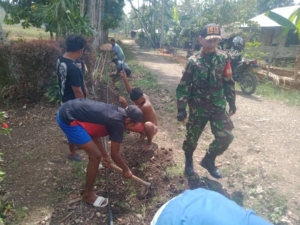 TNI dan Warga Desa Manola Kompak Gotong Royong Tanam Pipa Sumur Bor