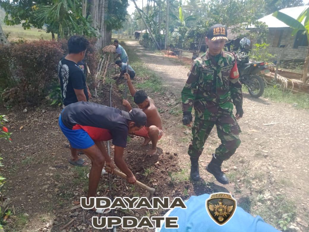 TNI dan Warga Desa Manola Kompak Gotong Royong Tanam Pipa Sumur Bor