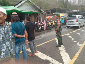 Babinsa Kelurahan Sampir Amankan Acara Adat Sorong Serah Warga Taliwang