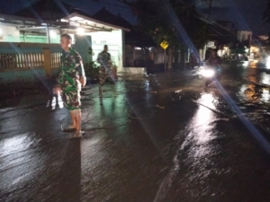 Hujan Deras, Saluran Irigasi Meluap dan Genangi Jalan Depan Lombok Hospital