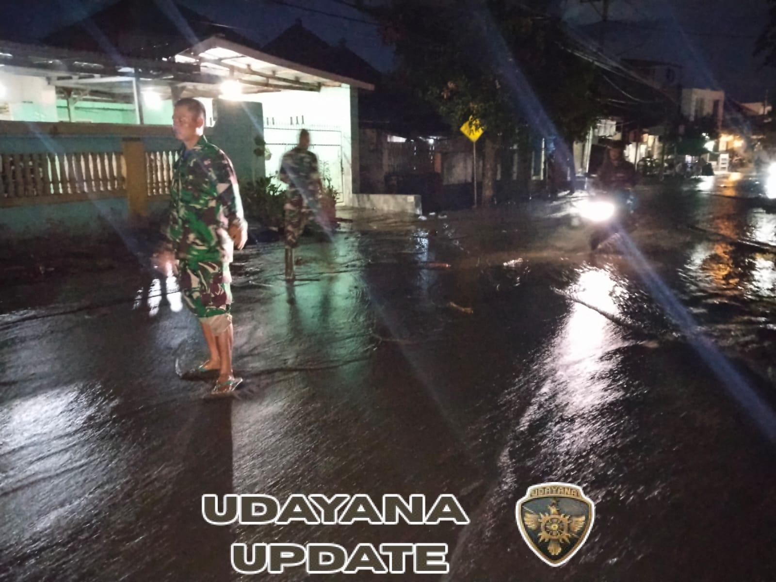 Hujan Deras, Saluran Irigasi Meluap dan Genangi Jalan Depan Lombok Hospital