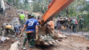 Kodim 1606/Mataram Mulai Pasang Plat Baja Buka Jalan Baru