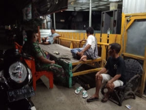 Babinsa Koramil 1628-04/Poto Tano Laksanakan Patroli Malam Jaga Kamtibmas