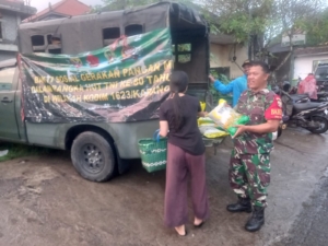 Jelang HUT TNI ke-80, Babinsa Koramil 1623-05/Manggis salurkan beras SPHP di Pasar tradisional.