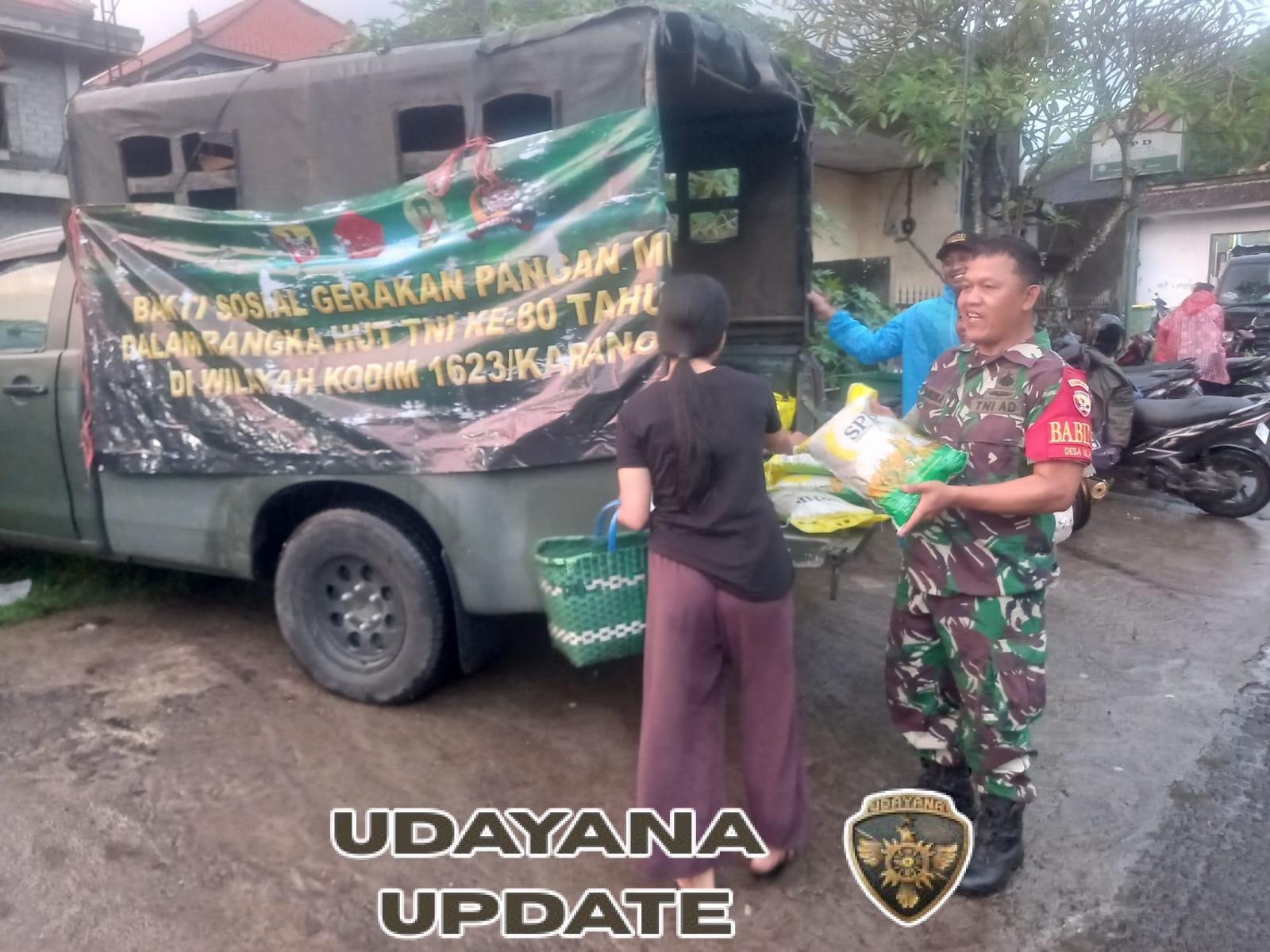 Jelang HUT TNI ke-80, Babinsa Koramil 1623-05/Manggis salurkan beras SPHP di Pasar tradisional.