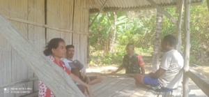 Babinsa Koramil 1602-04/Maurole Jalin Komsos dan Pantau Keamanan di Desa Tou Timur