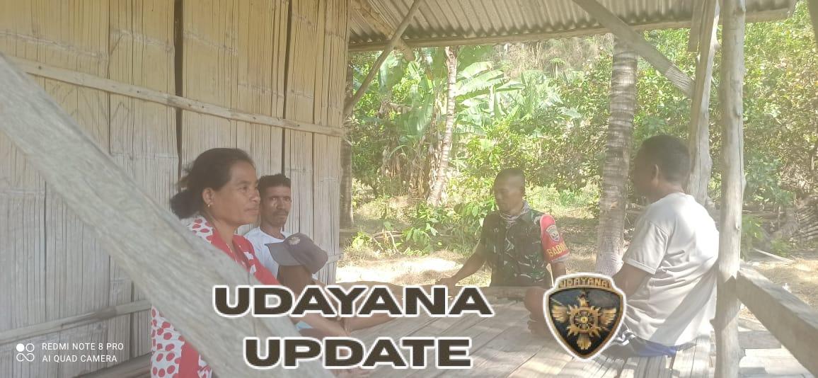 Babinsa Koramil 1602-04/Maurole Jalin Komsos dan Pantau Keamanan di Desa Tou Timur