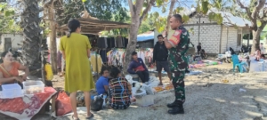 Babinsa Pantau Aktivitas Pasar Rakyat Batutua, Ingatkan Pedagang Jaga Kebersihan