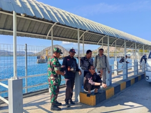 Babinsa Kokarlian Laksanakan Pengamanan di Pelabuhan Penyeberangan Poto Tano