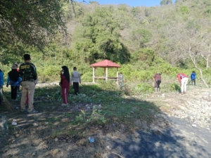 Babinsa Koramil 1628-05/Jereweh Hadiri Gotong Royong World Cleanup Day di Pantai Sawe Desa Goa