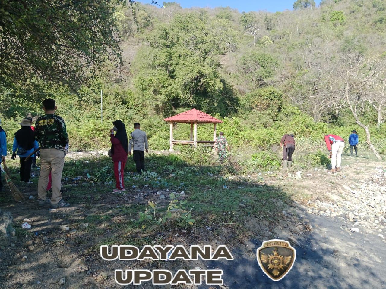 Babinsa Koramil 1628-05/Jereweh Hadiri Gotong Royong World Cleanup Day di Pantai Sawe Desa Goa