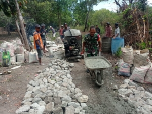 Babinsa Koramil 1602-04/Maurole Laksanakan Pamwil, Karya Bhakti, dan Komsos di Desa Wolomuku