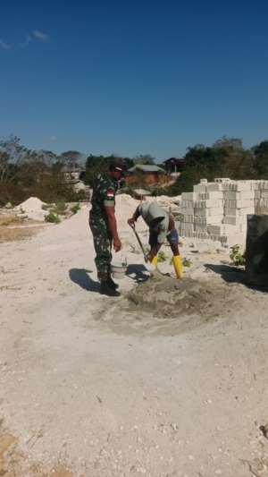 Babinsa dan Warga Suelain Gotong Royong Bangun Rumah Warga