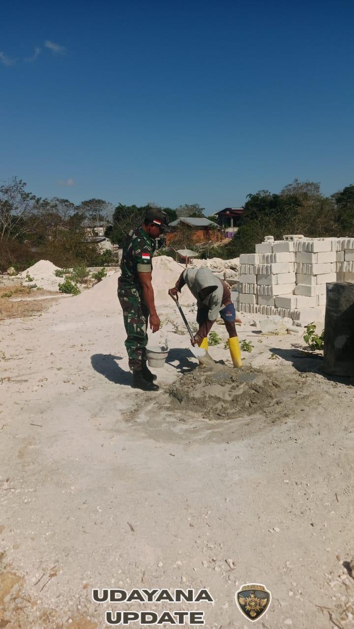 Babinsa dan Warga Suelain Gotong Royong Bangun Rumah Warga