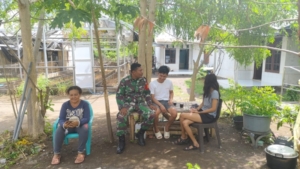 Babinsa Aesesa Laksanakan Komsos dan Monitoring di Desa Labolewa