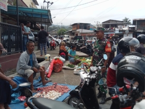 Babinsa Koramil 1602-01/Ende Aktif Lakukan Komsos dan Pamwil di Pasar Wolowona