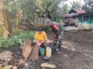 Babinsa Koramil 1602-02/Wolowaru Tingkatkan Kamtibmas melalui Komsos di Desa Nakambara