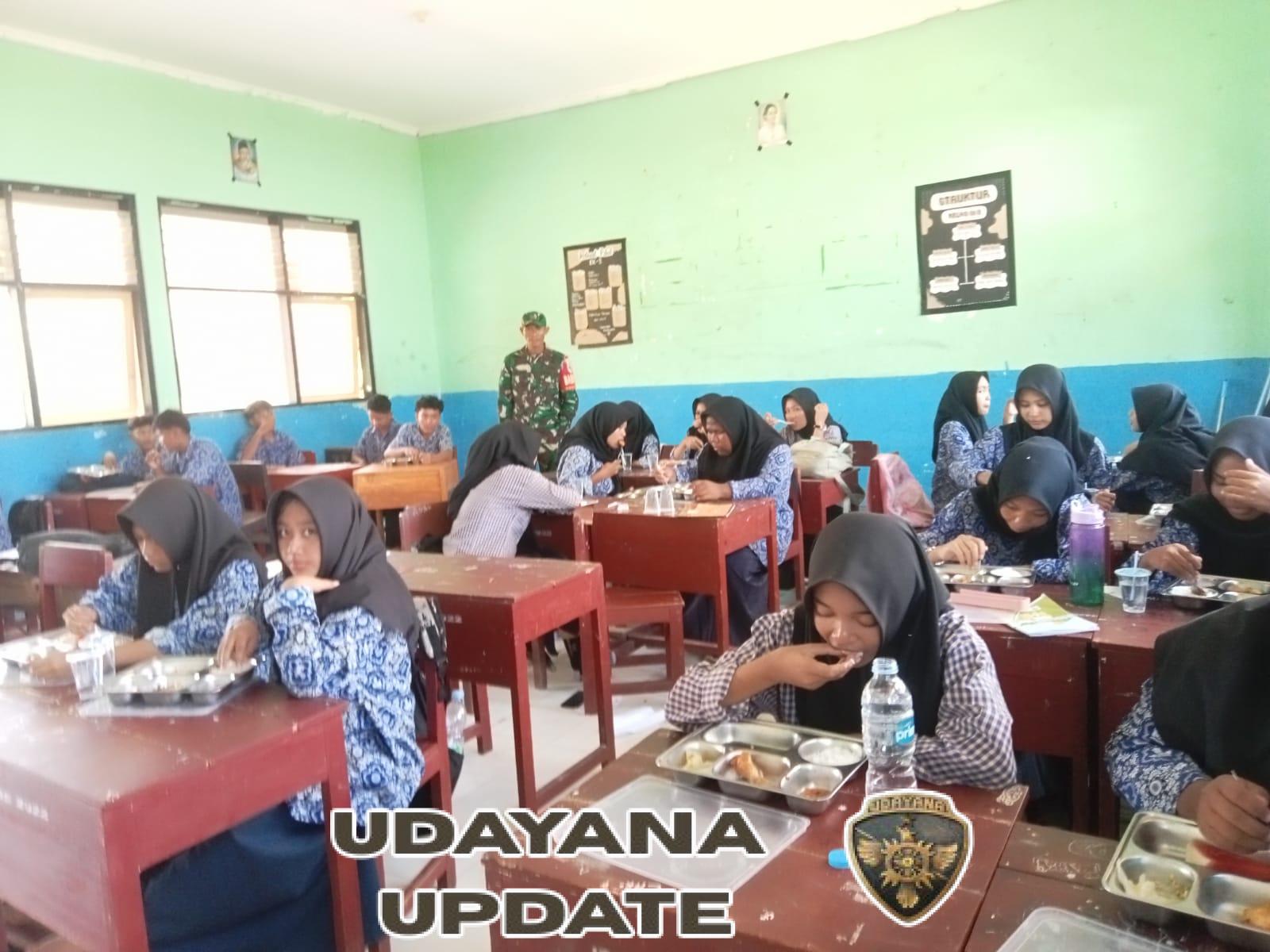 Babinsa Desa Beru Dampingi Program Makan Bergizi Gratis di SMPN 1 Brang Rea
