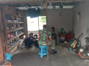 Babinsa Koramil 1602-02/Wolowaru Serda Lukman Gelar Komsos dan Pamwil di Desa Nuamuri Barat