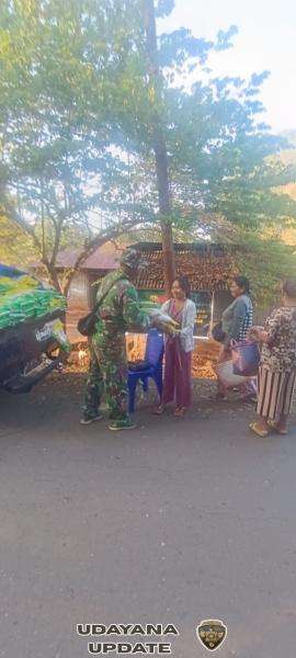 Kodim 1624/Flotim dan Bulog Salurkan 2,5 Ton Beras di Pasar Eputobi