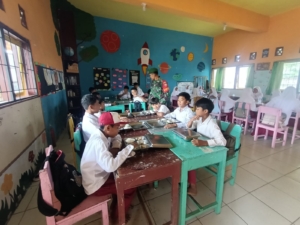 Babinsa Koramil 1628-03/Seteluk Dampingi Program Makanan Sehat Bergizi di SDN 1 Seteluk