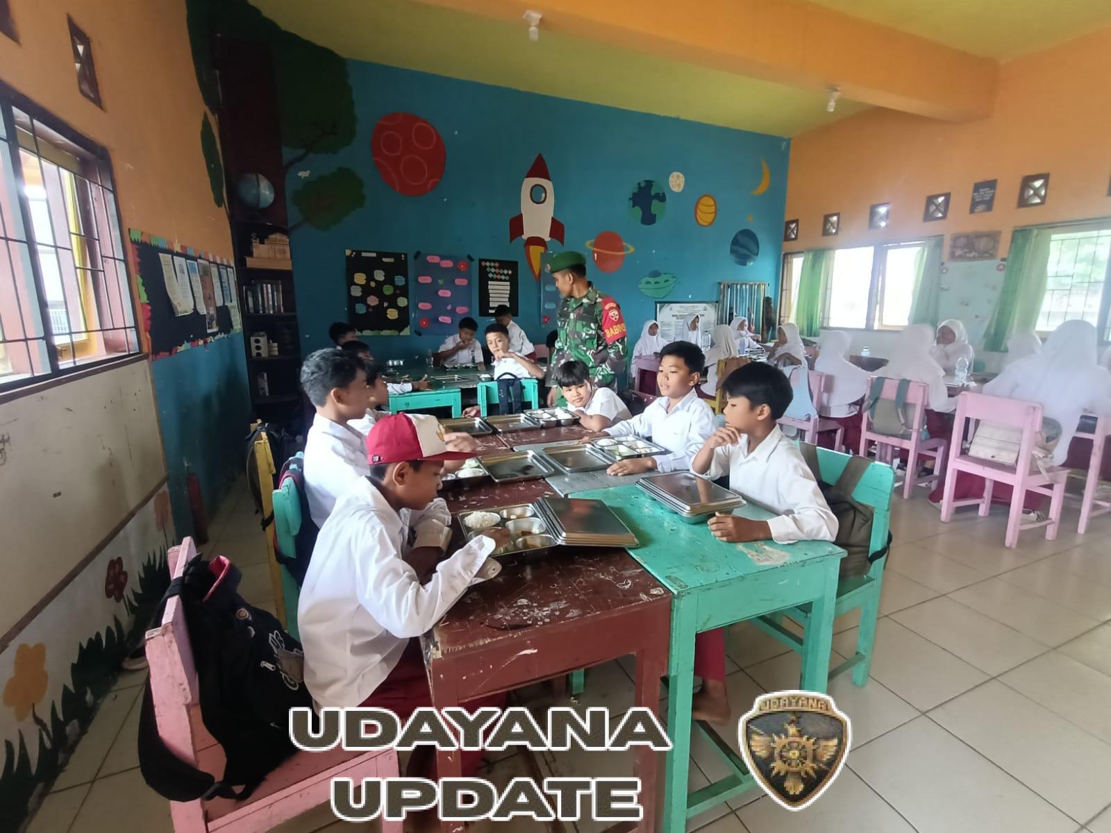 Babinsa Koramil 1628-03/Seteluk Dampingi Program Makanan Sehat Bergizi di SDN 1 Seteluk