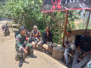 Babinsa Koramil 1602-03/Detusoko Aktif Laksanakan Komsos dan Pamwil di Desa Turunalu