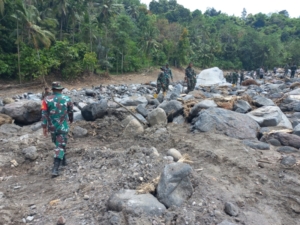 TNI Bersama Tim Gabungan Intensif Lanjutkan Pencarian Korban Banjir Bandang di Sawu
